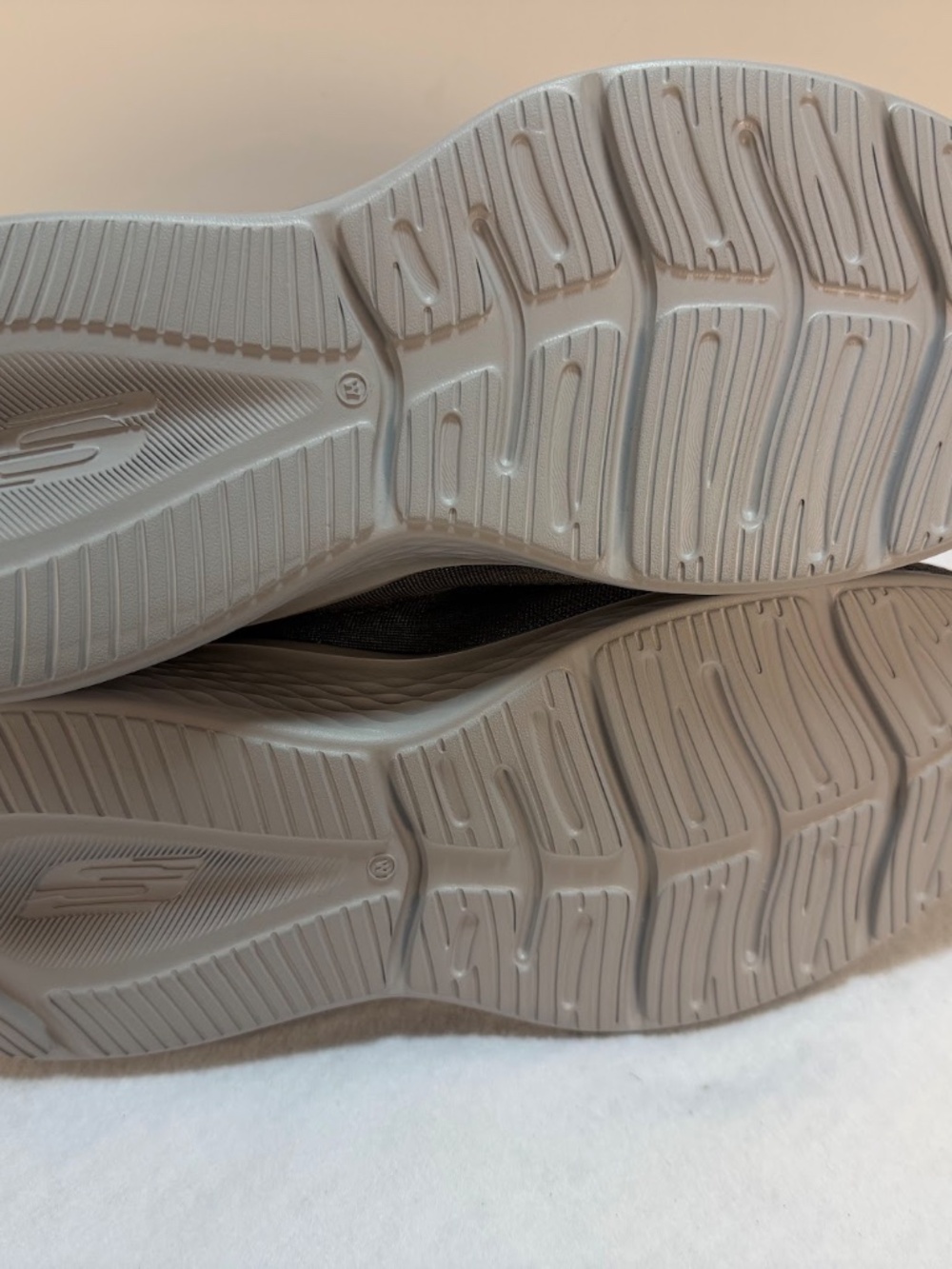 Skechers Slip-ins Hands Free Wide Fit Mens 14 Gray Walking Shoes NWT - Picture 4 of 8